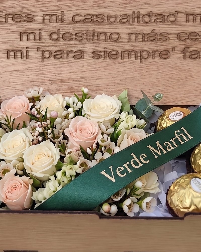 Caja de madera con mensaje grabado, rosas blancas y chocolates Ferrero Rocher, florería en Puerto Vallarta